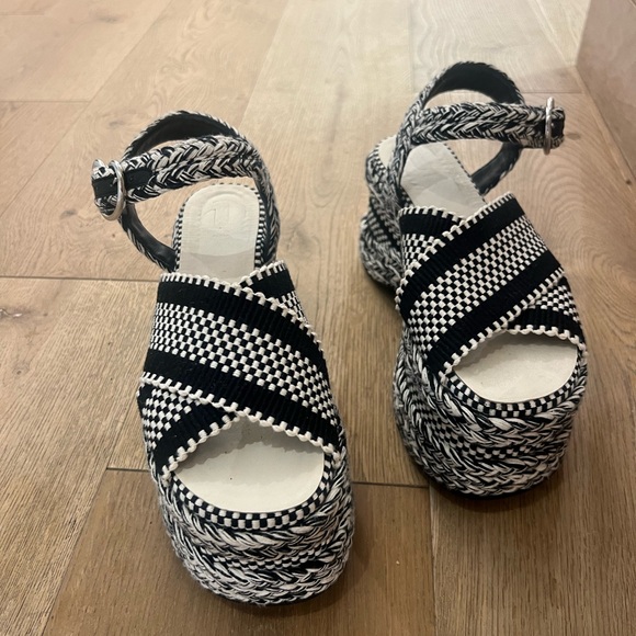 Amambiah Carmen Heels - Picture 4 of 4
